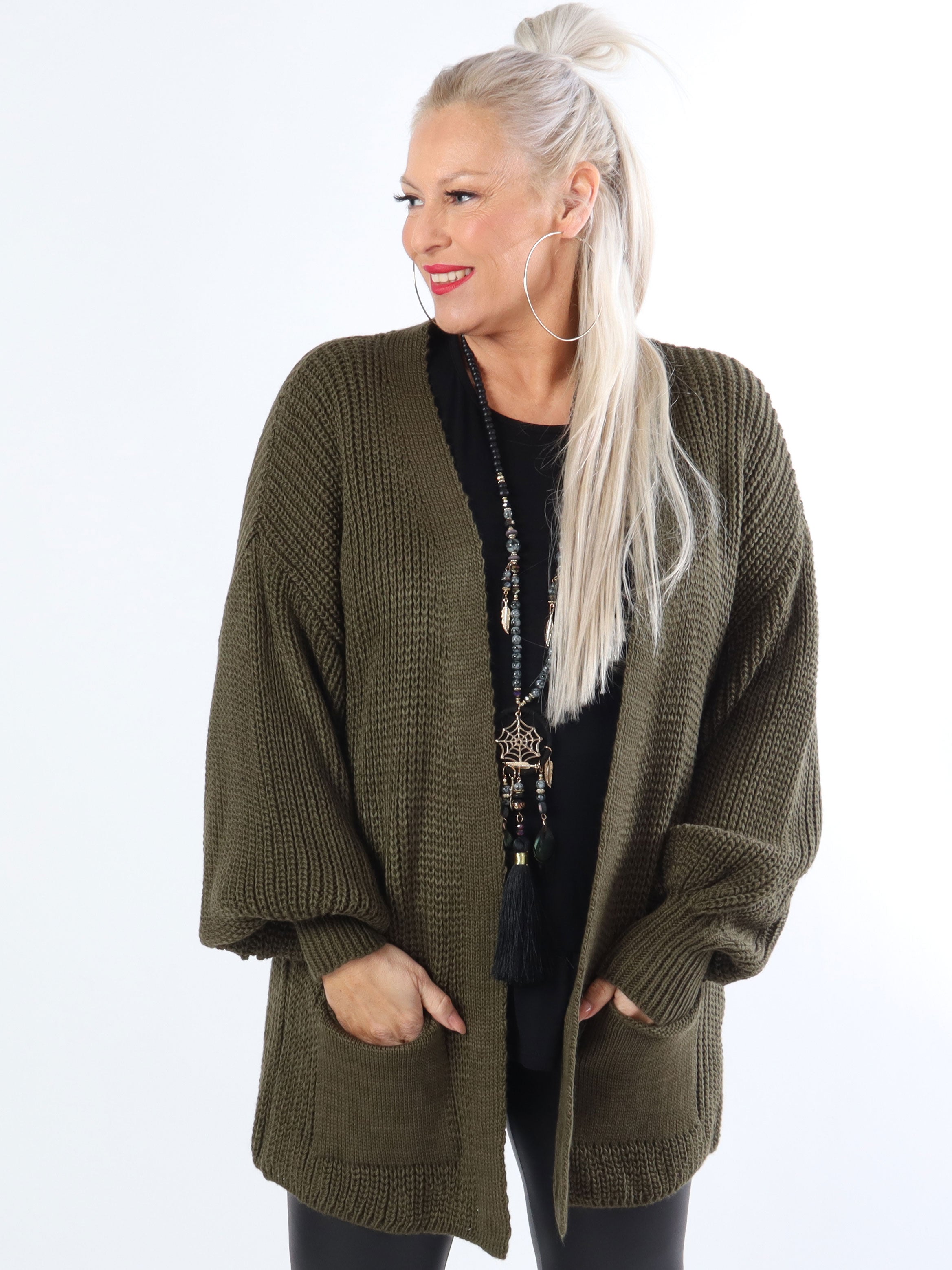 Sally Short - Söt stickad plus size kofta med ballongärmar